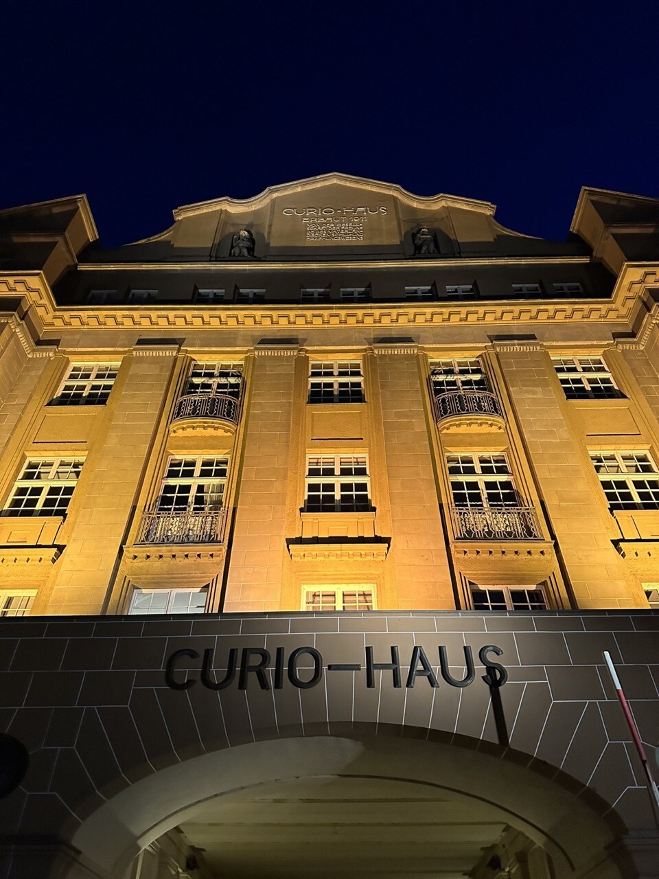 Die beleuchtete Fassade des Curio-Haus in Hamburg.