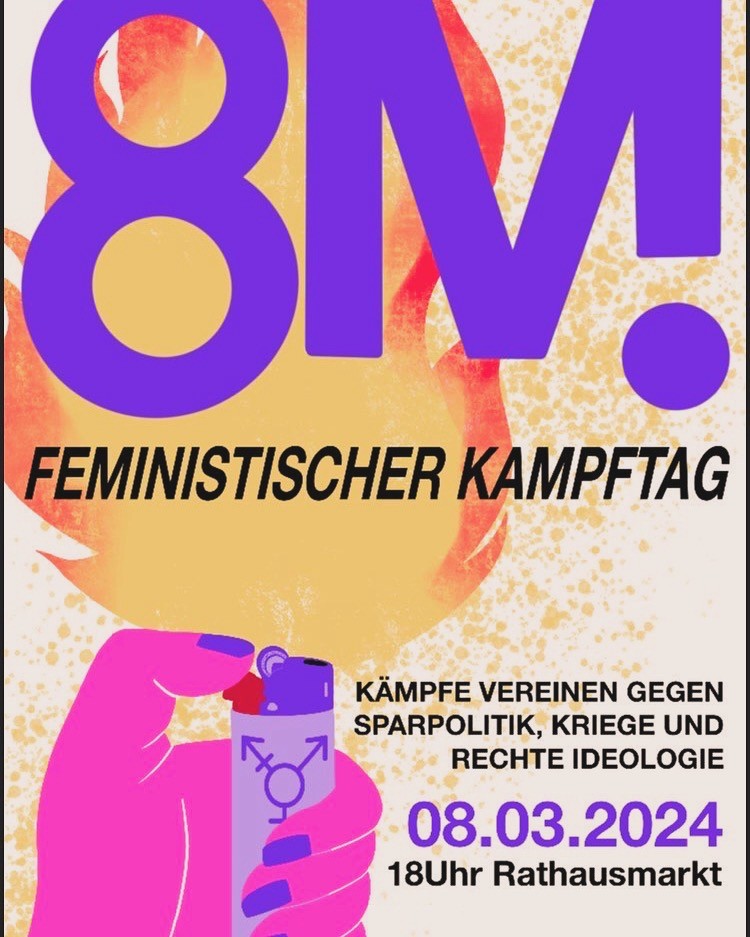 In Hand Feuerzeug mit Flamme, dazu folgender Text:
FEMINISTISCHER KAMPFTAG 
KÄMPFE VEREINEN GEGEN 
SPARPOLITIK, KRIEGE UND 
RECHTE IDEOLOGIE 
08.03.2024 
18 Uhr Rathausmarkt 
#fstreikhamburg 
#8M