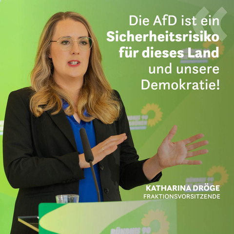 Die Grüne Fraktionsvorsitzende Katharina Dröge hält ein Pressestatement vor der Grünen Medienwand. Auf der rechten Seite steht das Zitat: „Die AfD ist ein Sicherheitsrisiko für dieses Land und unsere Demokratie!“