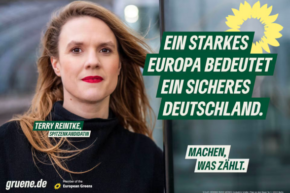 Wahlplakat von Terry Reintke, Spitzenkandidatin der deutschen Partei Bündnis 90 / Die Grünen für die Europawahl, sowie der European Greens

Ihre langen Haare wehen im Wind, ihr Mund ist rot geschmickt, sie träge einen schwarzen Pullover,

Neben ihr steht:
Ein Starkes Europa Bedeutet Ein Sicheres Deutschland.

in großen weißen Buchstaben mit Grünem Hintergrund

an der Ecke ist eine Gelbe Sonnenblume (das Logo der Grünen)