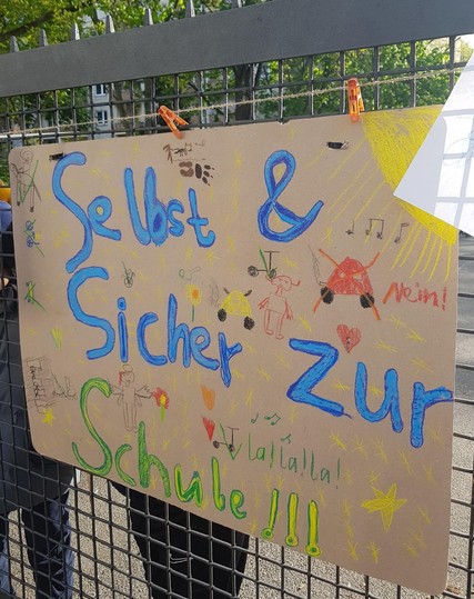 Von Kindern gestaltetes Demo Plakat mit der Aufschrift
Selbst & Sicher zur Schule !!!

Daneben ein durchgestrichenes Auto mit dem Ausruf Nein!
