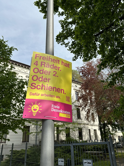 Wahlplakat der FDP mit der Aufschrift: „Freiheit hat 4 Räder. Oder 2. Oder Schienen. Dafür arbeiten wir“