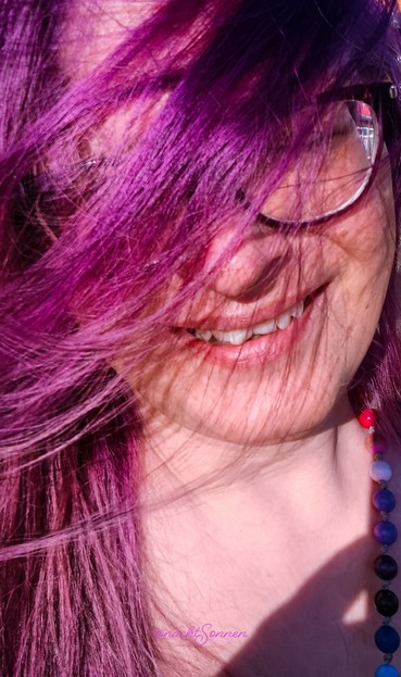 Selfie, meine lila Haare über das Gesicht geweht 