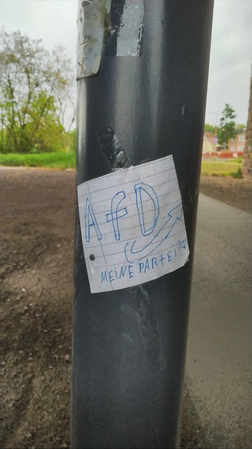 Hand geschriebener Aufkleber auf Laternenmast: AfD meine Partei - mit Herzchen