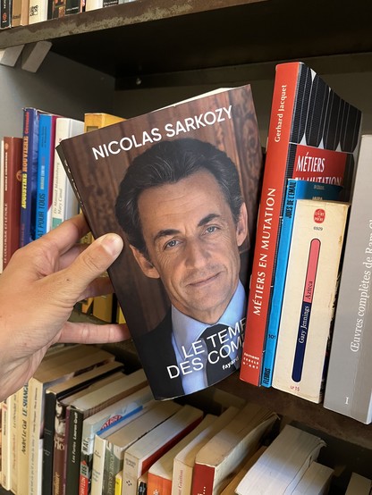 Sarkozy book next to Métiers en Mutation 