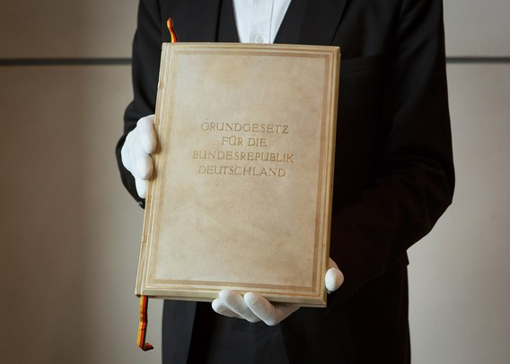 Aufnahmen der Originalniederschrift vom Mai 1949. Das Original liegt verschlossen im Reichstagsgebäude. Quelle: http://blog.burkhardpeter.de/home/reportage/neu-grundgesetz/