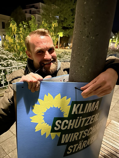 Foto von mir beim Plakatieren zur Kommunal- und Europawahl in Leipzig.