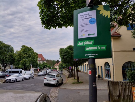 Wahlplakat qm Markt Hellerau mit Einladung zum Spaziergang.