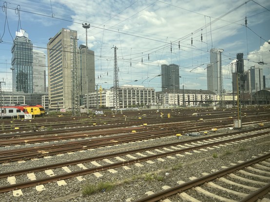 Loads of tracks at Frankfurt Main Hbf 