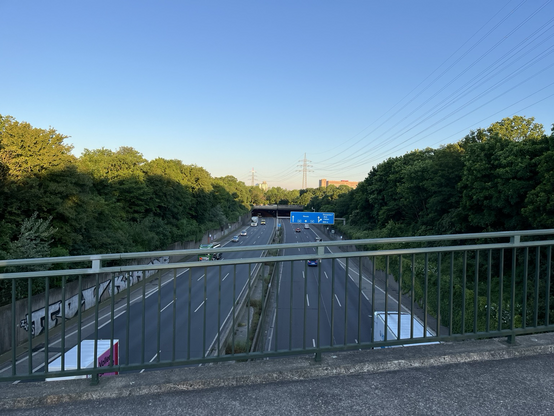Blick von einer Brücke über die A46