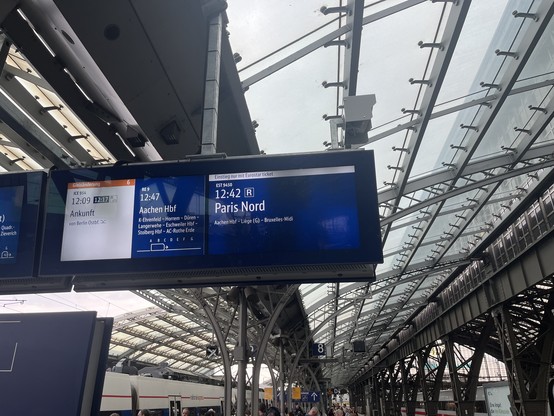 Screen on platform 9 at Köln showing a Eurostar and a regional train