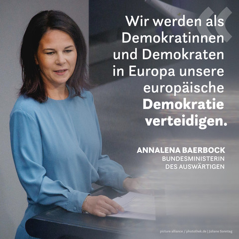 Auf dem Bild ist die Bundesministerin des Auswärtigen Annalena Baerbock zu sehen. Sie steht am Redepult im Plenum des Deutschen Bundestages.