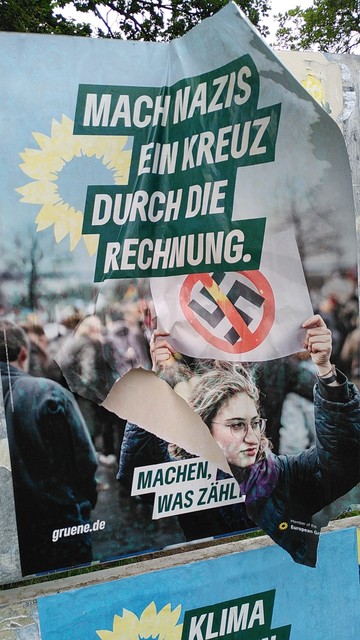Zerrissenes Wahlplakat „Mach Nazis ein Kreuz durch die Rechnung”