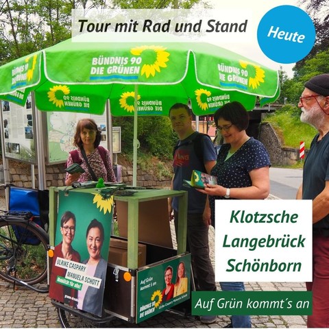 Vier Menschen um einen mit Sonnenschirm zum Wahlstand aufgebauten Fahrradanhänger, Text: Tour mit Rad und Stand, Heute, Klotzsche, Langebrück, Schönborn, Auf Grün kommt's an.
