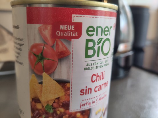 Ein Foto einer Dose Chili sin carne mit dem Hinweis „Neue Qualität“