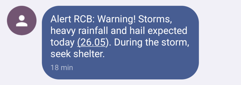 SMS mit dem Text: Alert RCB: Warning! Storms, heavy rainfall and hail expected today (26.05). During the storm, seek shelter.
