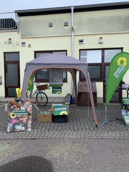 Pavillon mit Grünen Plakaten, Flyern, Give aways und einer Beachflag