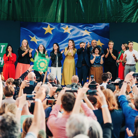 Grüne Spitzen aus Bund, Land und Europa auf der Bühne beim Wahlkampfabschluss zur Europawahl in Köln.