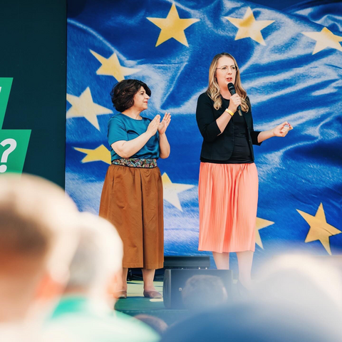 Berivan Aymaz und Katharina Dröge auf der Bühne beim Wahlkampfabschluss der Grünen in Köln. 