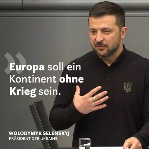 Der Präsident der Ukraine Wolodymyr Selenskyj hält eine Rede im Deutschen Bundestag. Auf der linken Seite steht ein Zitat: Europa soll ein Kontinent ohne Krieg sein. 