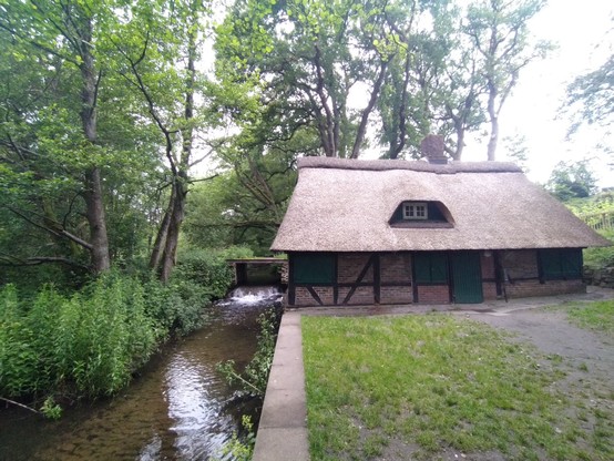 Strohgedecktes kleines Fachwerkhaus direkt an einem Bach. Daneben und dahinter stehen große Eichen. Wurde bis 1907 mit Wasserantrieb zum Walken von Stoffen genutzt.