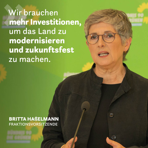 Die Grüne Fraktionsvorsitzende Britta Haßelmann hält ein Pressestatement. Auf der linken Seite steht das Zitat: Wir brauchen mehr Investitionen, um das Land zu modernisieren und zukunftsfest zu machen.