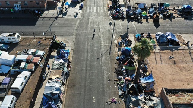 Die Obdachlosigkeit nimmt in der USA weiter zu. Bild zeigt Zelte auf einer Straße.