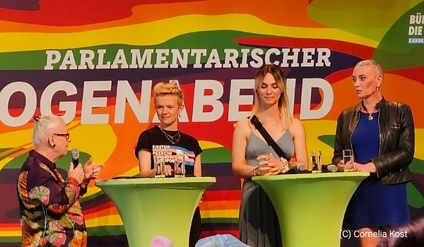 Nora Eckert, Joanna Ostrowska, Nyke Slawik und Tessa Ganserer auf dem Podium des Parlament. Regenbogenabend.