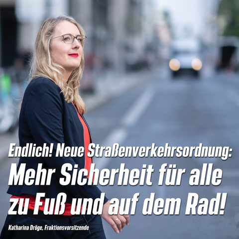 Bild von Katharina Dröge, wie sie lächelnd über die Straße geht. Darauf der Text: „Endlich! Neue Straßenverkehrsordnung: Mehr Sicherheit für alle zu Fuß und auf dem Rad!“ Foto: Dominik Butzmann 