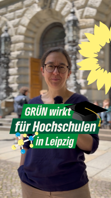 Claudia Maicher steht mit Mikro vor der Universitätsbibliothek Albertina, darunter Text: GRÜN wirkt für Hochschulen in Leipzig