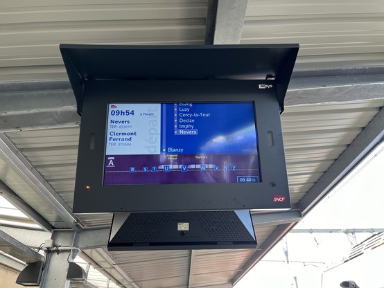 Screen on the platform showing the two halves of the train 