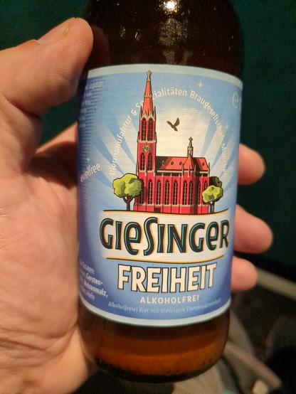 Bierflasche Giesinger Freiheit (alkoholfreies Bier) Logo der Brauerei mit Kirche und Schriftzug
