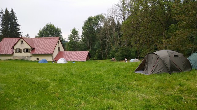Blick von der Zeltwiese zur Forsthütte, die vor allem als Lager gedient hat.
