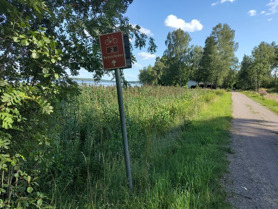 Nationaler Fernradweg Sydostleden. Wald Seen und Strecken auf ehemaligen Bahndämmen.