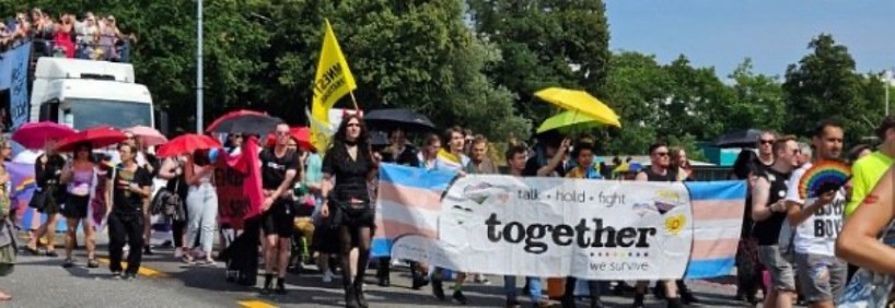 Sexworker mit roten Regenschirmen und das egtt Transparent talk• hold • fight 
together ... we survive
dahinter der trans Block.