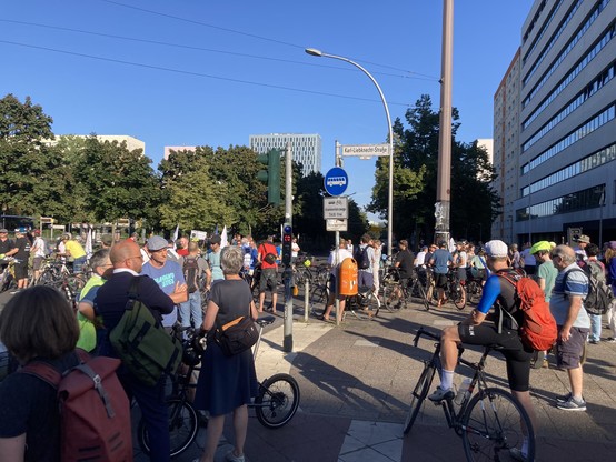 Mahnwache an der Ecke Karl-Liebknecht Str. / Mollstr. am 12.08.2024.