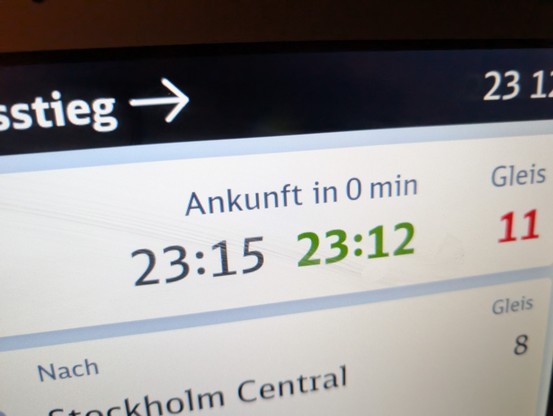 Anzeige der Ankunft. Geplant 23:15, tatsächlich waren wir bereits um 23:12 da.