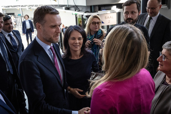 Auf dem Foto werden Litauens Außenminister Gabrielius Landsbergis und Bundesaußenministerin Annalena Baerbock von den beiden Grünen Fraktionsvorsitzenden Katharina Dröge und Britta Haßelmann auf dem Zukunftskongress der Grünen Bundestagsfraktion begrüßt.