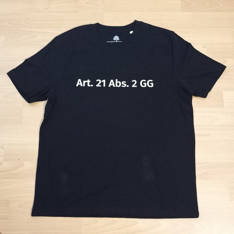 Ein schwarzes T-Shirt mit einem weißen Schriftzug auf der Brust: 