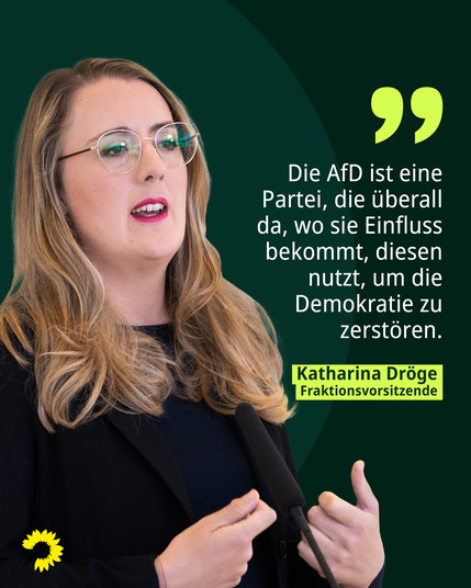 Auf dem Bild ist vor dunkelgrünem Hintergrund Katharina Dröge, die Fraktionsvorsitzende der Grünen im Bundestag, zu erkennen. Sie steht an einem Mikrofon und spricht. Nebenstehend wird sie zitiert: 