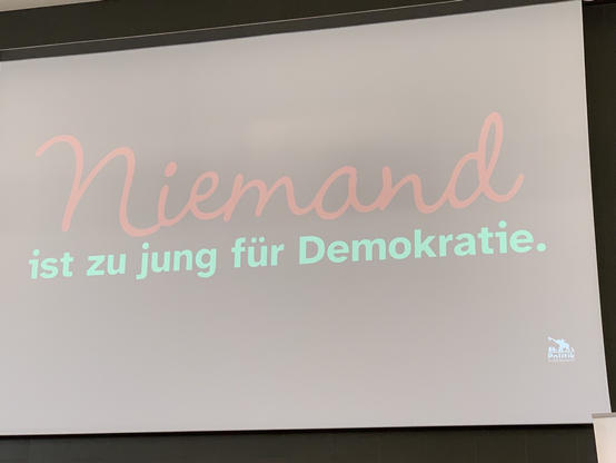 PowerPoint-Folie mit dem Text „Niemand ist zu jung für Demokratie“