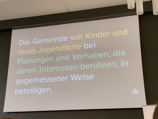 PowerPoint-Folie mit dem Text „Die Gemeinde soll Kinder und muss Jugendliche bei Planungen und Vorhaben, die deren Interessen berühren, in angemessener Weise beteiligen.“